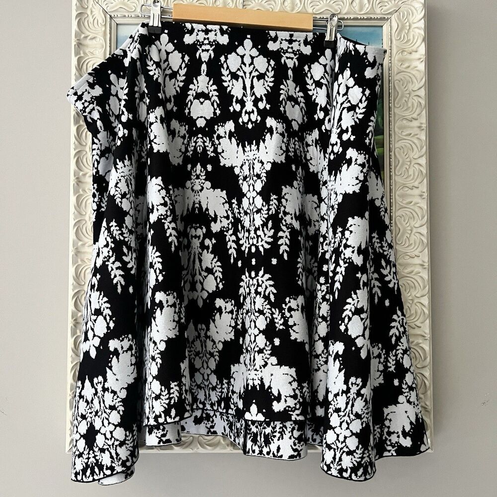 Torrid Womens Sz 5 5X Knit Skirt Stretchy Elastic Waist Black White Print‎